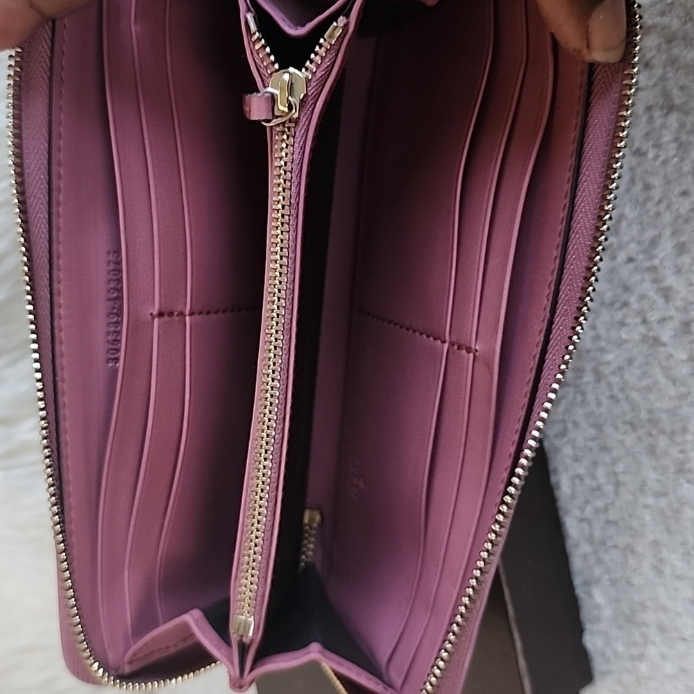 Gucci Lilac Embossed Wallet - Picture 7 of 11